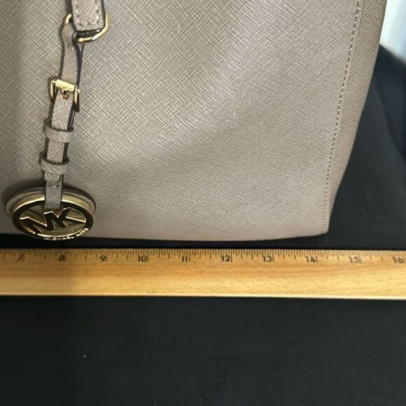 MICHAEL Michael Kors Women's Beige Jet Set Logo Buckle Strap Shoulder Tote Bag - Picture 16 of 16